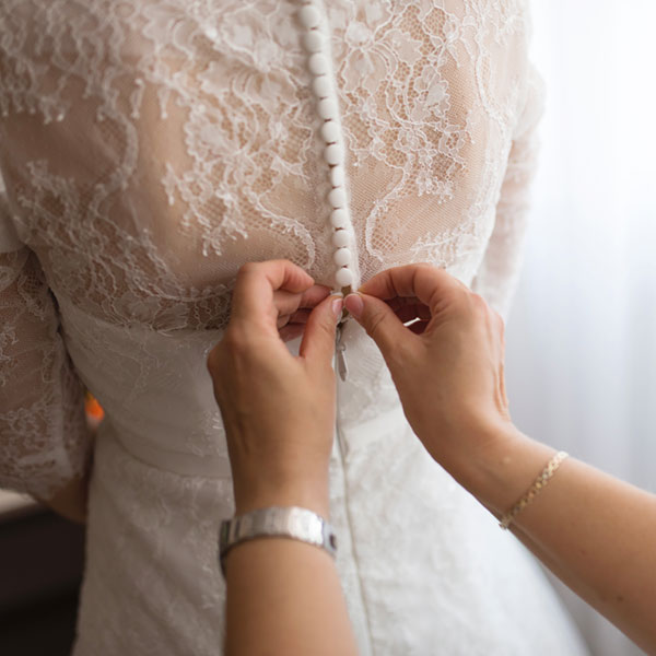 Photo d'ajustement d'une robe de mariée